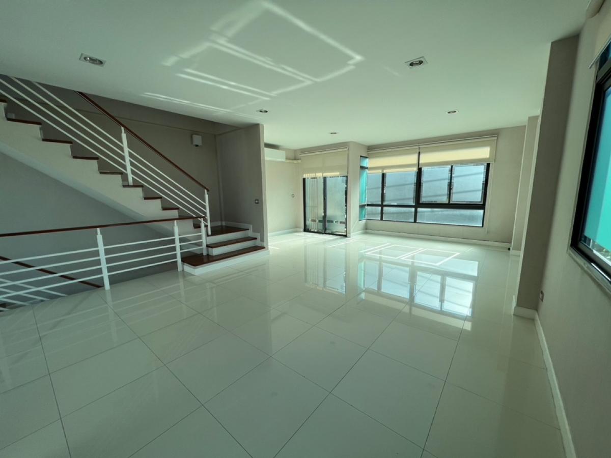 For SaleTownhomeRama3 (Riverside),Satupadit : 📢👇For  sale with tenant til April 2026
Townhome , corner unit, near Central Rama 3