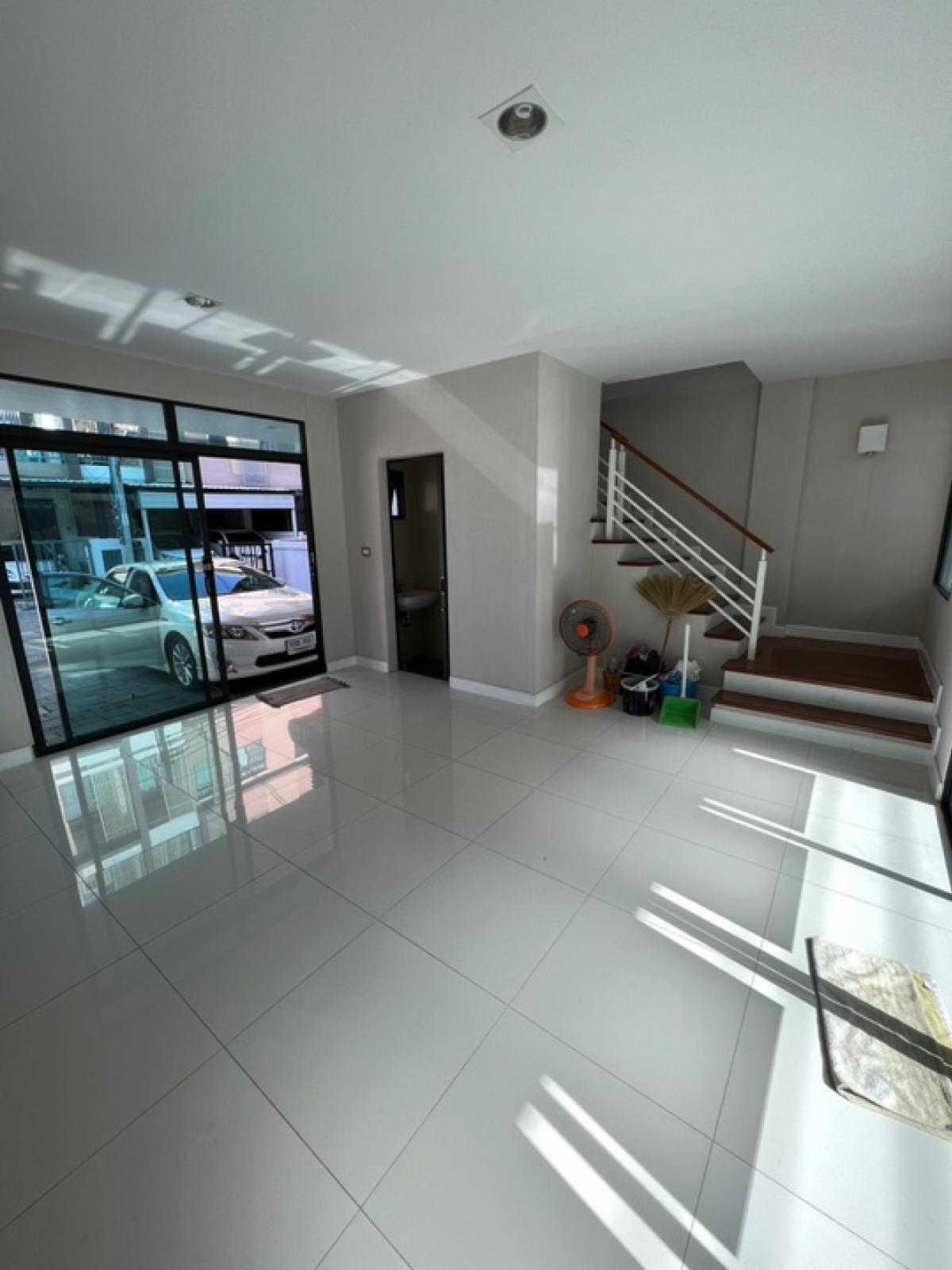 For SaleTownhomeRama3 (Riverside),Satupadit : 📢👇For  sale with tenant til April 2026
Townhome , corner unit, near Central Rama 3