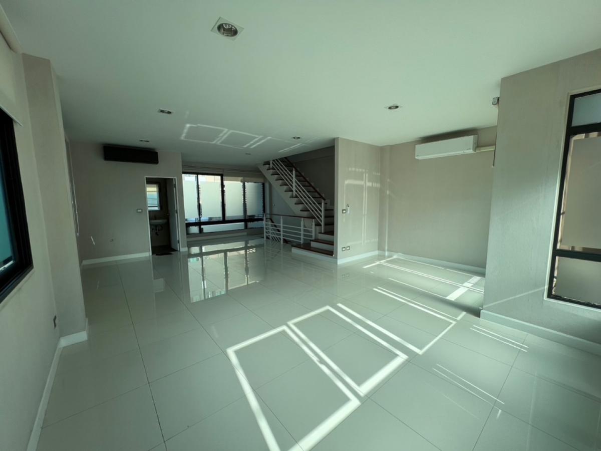 For SaleTownhomeRama3 (Riverside),Satupadit : 📢👇For  sale with tenant til April 2026
Townhome , corner unit, near Central Rama 3