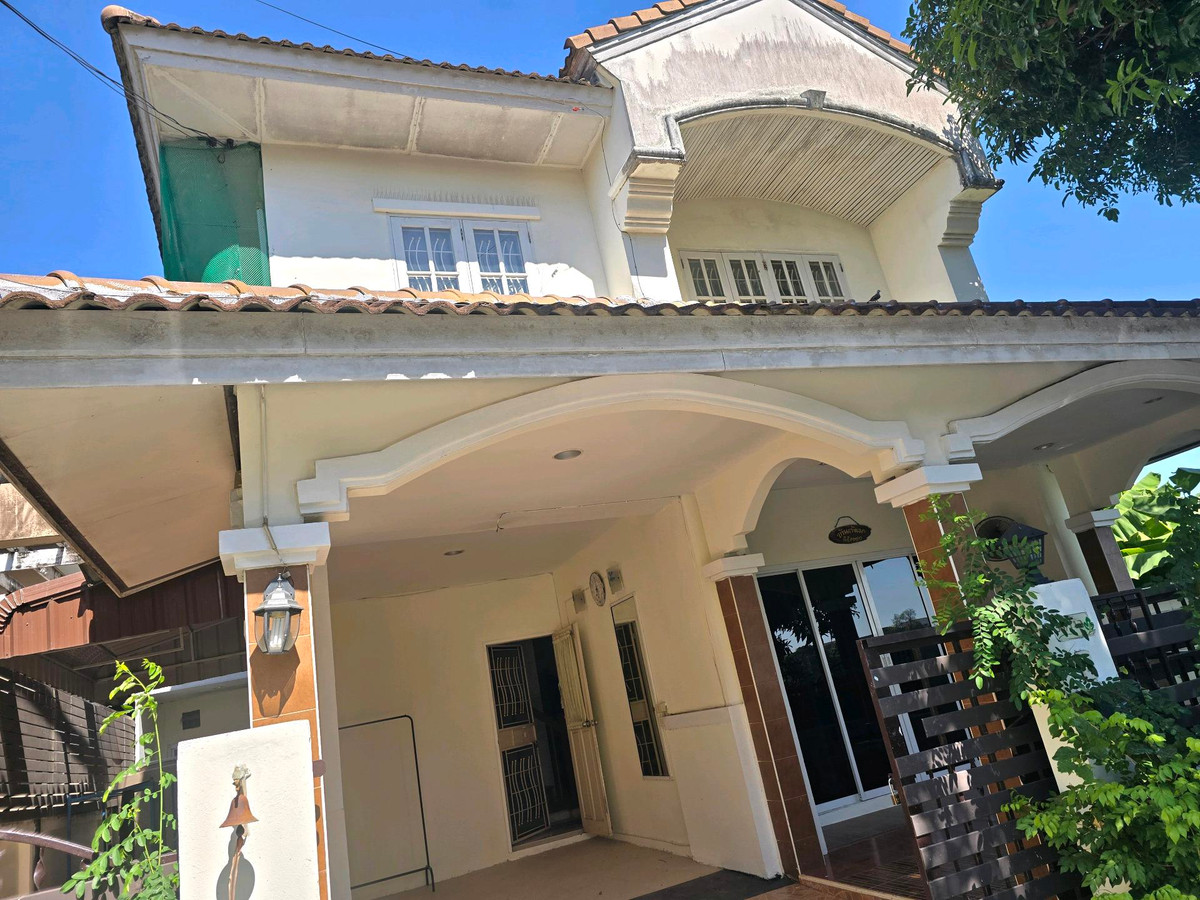 For RentHouseNawamin, Ramindra : For rent: 2-storey semi-detached house (corner) 40 sq m. Located on the road along Khlong Song (Safari World), passing through Ramintra.