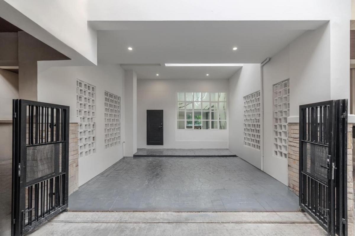 ขายทาวน์โฮมลาดพร้าว เซ็นทรัลลาดพร้าว : 📢👇Townhome 4 ชั้น พร้อมสระว่ายน้ำ  ราคาดี  ปรัปปรุงตกแต่งใหม่ เดินทางสะดวก ได้หลายเส้นทาง ทั้ง วิภาวดี, ลาดพร้าว รัชดาภิเษก เหมาะ สำหรับ พักอาศัย home office หรือ ABNB