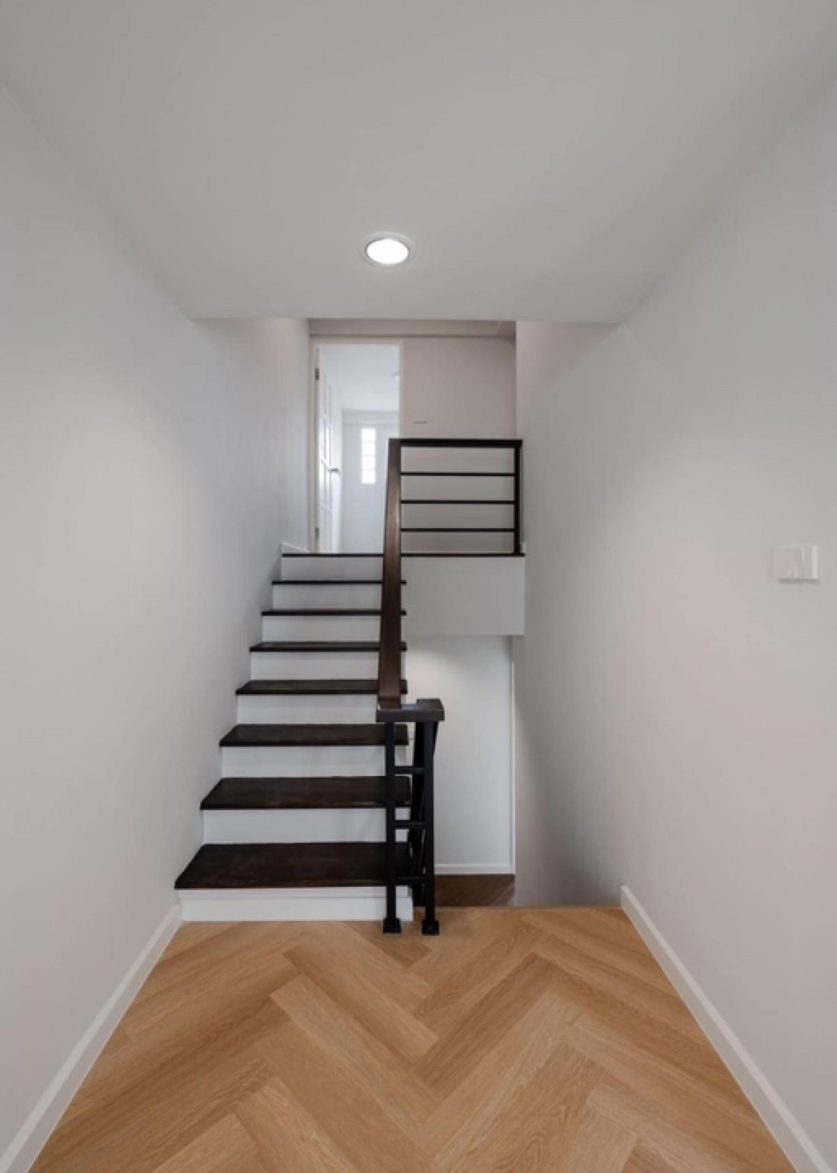 ขายทาวน์โฮมลาดพร้าว เซ็นทรัลลาดพร้าว : 📢👇Townhome 4 ชั้น พร้อมสระว่ายน้ำ  ราคาดี  ปรัปปรุงตกแต่งใหม่ เดินทางสะดวก ได้หลายเส้นทาง ทั้ง วิภาวดี, ลาดพร้าว รัชดาภิเษก เหมาะ สำหรับ พักอาศัย home office หรือ ABNB