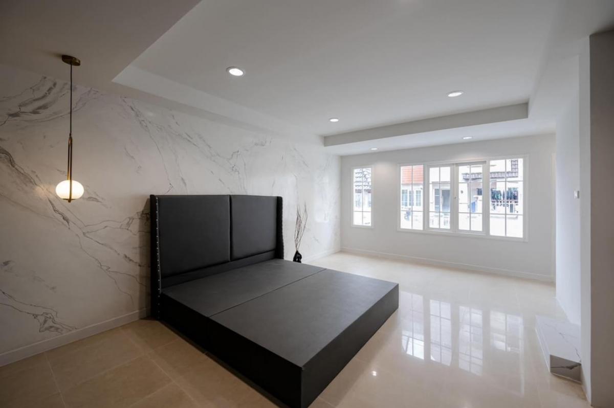 ขายทาวน์โฮมลาดพร้าว เซ็นทรัลลาดพร้าว : 📢👇Townhome 4 ชั้น พร้อมสระว่ายน้ำ  ราคาดี  ปรัปปรุงตกแต่งใหม่ เดินทางสะดวก ได้หลายเส้นทาง ทั้ง วิภาวดี, ลาดพร้าว รัชดาภิเษก เหมาะ สำหรับ พักอาศัย home office หรือ ABNB