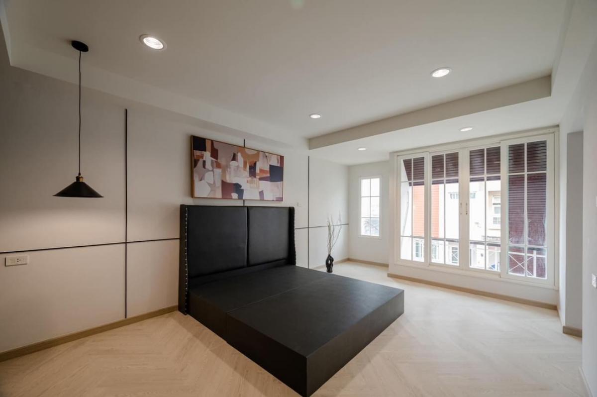 ขายทาวน์โฮมลาดพร้าว เซ็นทรัลลาดพร้าว : 📢👇Townhome 4 ชั้น พร้อมสระว่ายน้ำ  ราคาดี  ปรัปปรุงตกแต่งใหม่ เดินทางสะดวก ได้หลายเส้นทาง ทั้ง วิภาวดี, ลาดพร้าว รัชดาภิเษก เหมาะ สำหรับ พักอาศัย home office หรือ ABNB