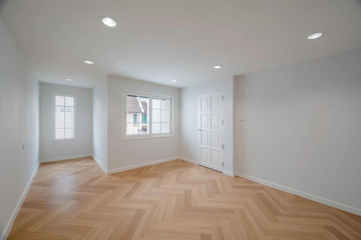 ขายทาวน์โฮมลาดพร้าว เซ็นทรัลลาดพร้าว : 📢👇Townhome 4 ชั้น พร้อมสระว่ายน้ำ  ราคาดี  ปรัปปรุงตกแต่งใหม่ เดินทางสะดวก ได้หลายเส้นทาง ทั้ง วิภาวดี, ลาดพร้าว รัชดาภิเษก เหมาะ สำหรับ พักอาศัย home office หรือ ABNB