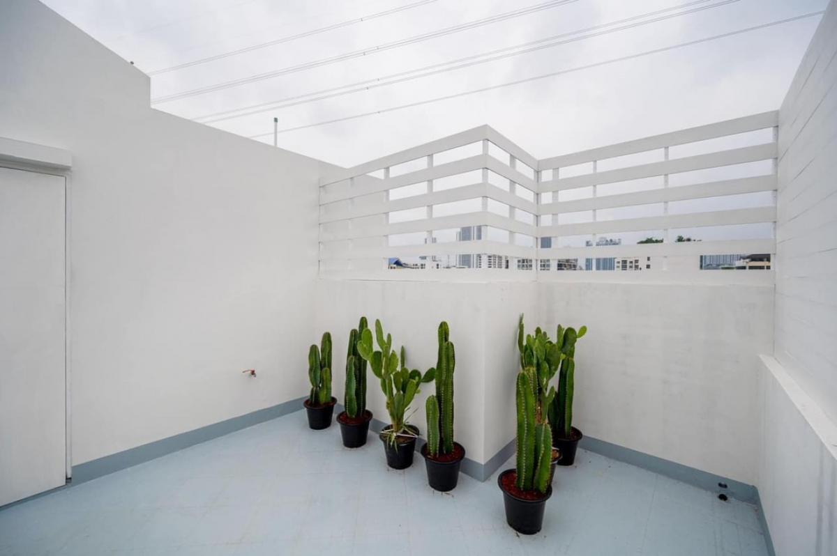 ขายทาวน์โฮมลาดพร้าว เซ็นทรัลลาดพร้าว : 📢👇Townhome 4 ชั้น พร้อมสระว่ายน้ำ  ราคาดี  ปรัปปรุงตกแต่งใหม่ เดินทางสะดวก ได้หลายเส้นทาง ทั้ง วิภาวดี, ลาดพร้าว รัชดาภิเษก เหมาะ สำหรับ พักอาศัย home office หรือ ABNB