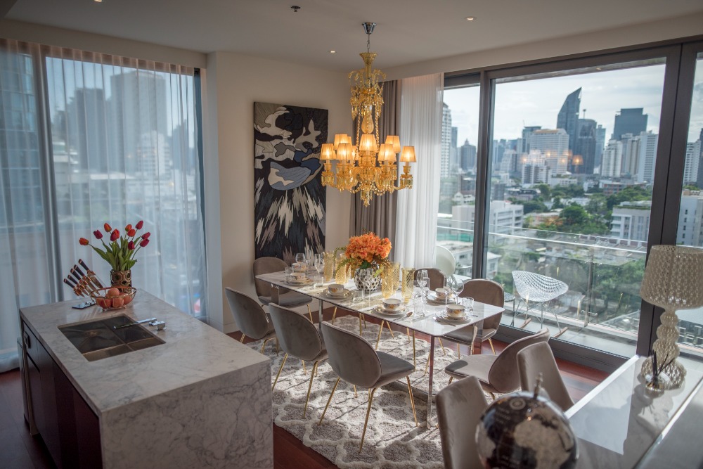 ขายคอนโดสุขุมวิท อโศก ทองหล่อ : 📢👇 คอนโดหรูใจกลางทองหล่อ Khun By Yoo ตกแต่งครบด้วยดีไซน์ของ Starck ห้องนั่งเล่นกว้าง ระเบียงยาว วิวเมือง ว้าว! ราคาดีมาก