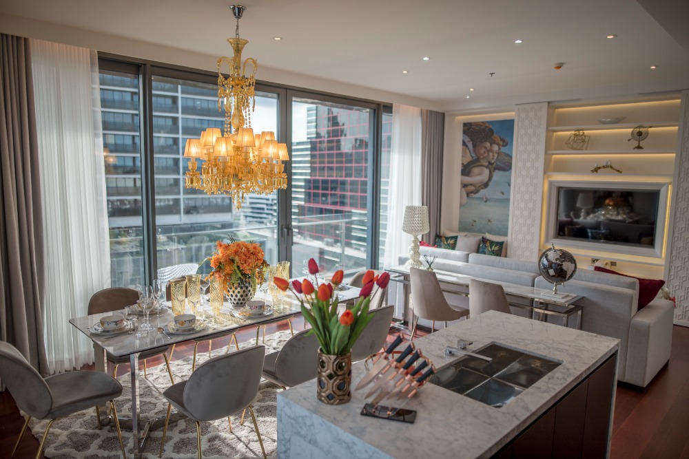 ขายคอนโดสุขุมวิท อโศก ทองหล่อ : 📢👇 คอนโดหรูใจกลางทองหล่อ Khun By Yoo ตกแต่งครบด้วยดีไซน์ของ Starck ห้องนั่งเล่นกว้าง ระเบียงยาว วิวเมือง ว้าว! ราคาดีมาก