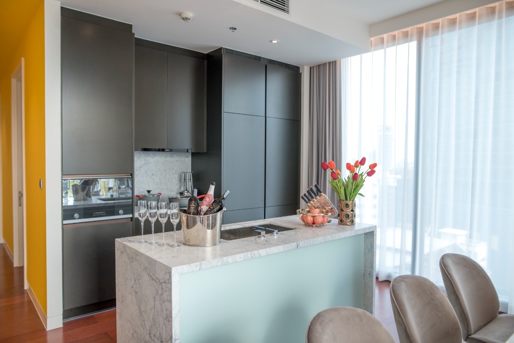 ขายคอนโดสุขุมวิท อโศก ทองหล่อ : 📢👇 คอนโดหรูใจกลางทองหล่อ Khun By Yoo ตกแต่งครบด้วยดีไซน์ของ Starck ห้องนั่งเล่นกว้าง ระเบียงยาว วิวเมือง ว้าว! ราคาดีมาก