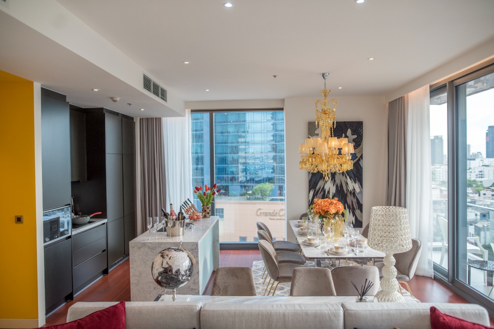 ขายคอนโดสุขุมวิท อโศก ทองหล่อ : 📢👇 คอนโดหรูใจกลางทองหล่อ Khun By Yoo ตกแต่งครบด้วยดีไซน์ของ Starck ห้องนั่งเล่นกว้าง ระเบียงยาว วิวเมือง ว้าว! ราคาดีมาก