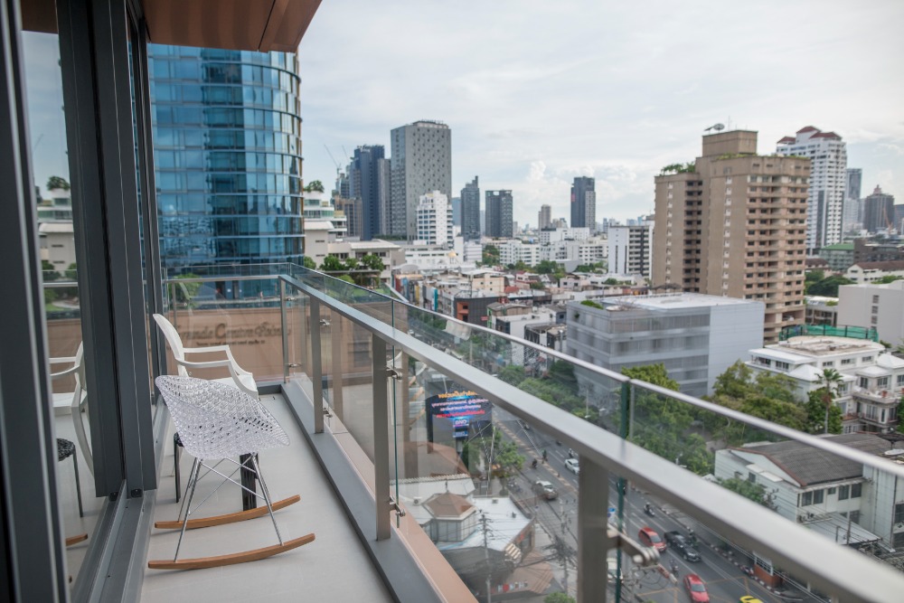 ขายคอนโดสุขุมวิท อโศก ทองหล่อ : 📢👇 คอนโดหรูใจกลางทองหล่อ Khun By Yoo ตกแต่งครบด้วยดีไซน์ของ Starck ห้องนั่งเล่นกว้าง ระเบียงยาว วิวเมือง ว้าว! ราคาดีมาก