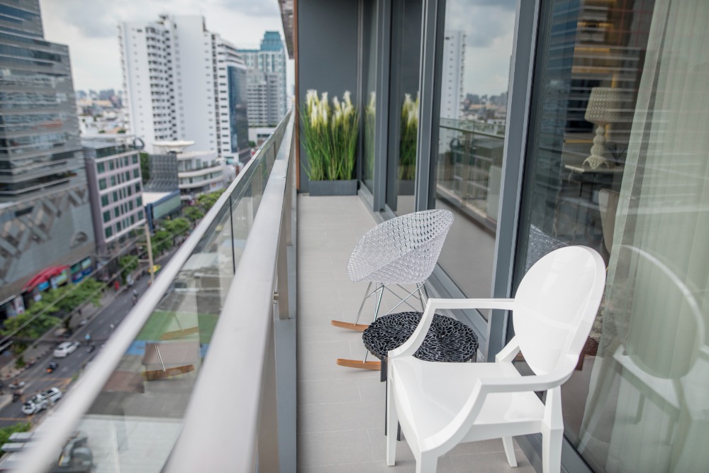 ขายคอนโดสุขุมวิท อโศก ทองหล่อ : 📢👇 คอนโดหรูใจกลางทองหล่อ Khun By Yoo ตกแต่งครบด้วยดีไซน์ของ Starck ห้องนั่งเล่นกว้าง ระเบียงยาว วิวเมือง ว้าว! ราคาดีมาก