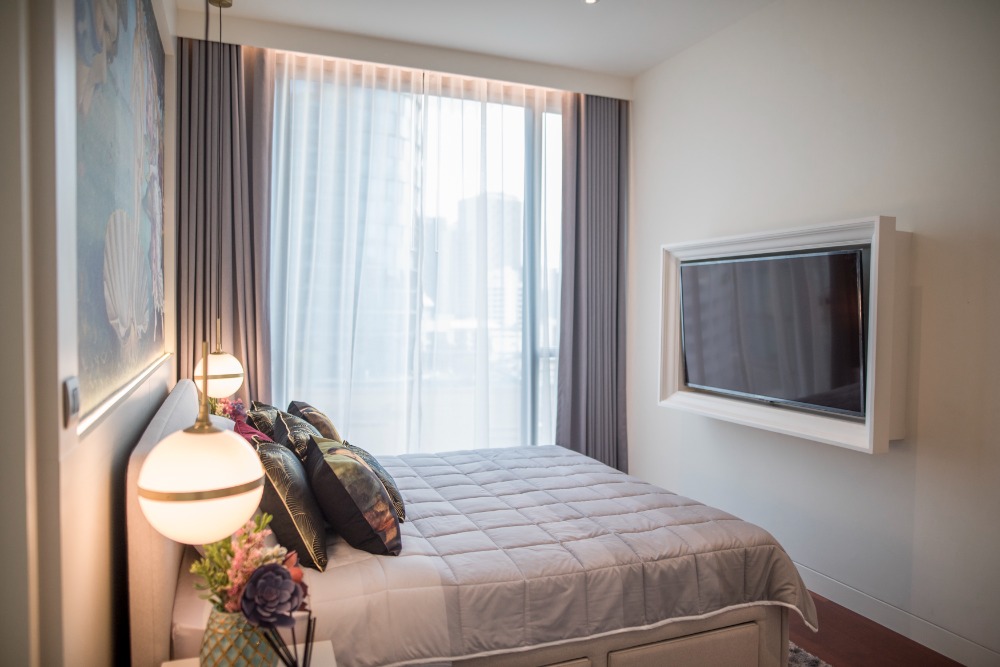 ขายคอนโดสุขุมวิท อโศก ทองหล่อ : 📢👇 คอนโดหรูใจกลางทองหล่อ Khun By Yoo ตกแต่งครบด้วยดีไซน์ของ Starck ห้องนั่งเล่นกว้าง ระเบียงยาว วิวเมือง ว้าว! ราคาดีมาก