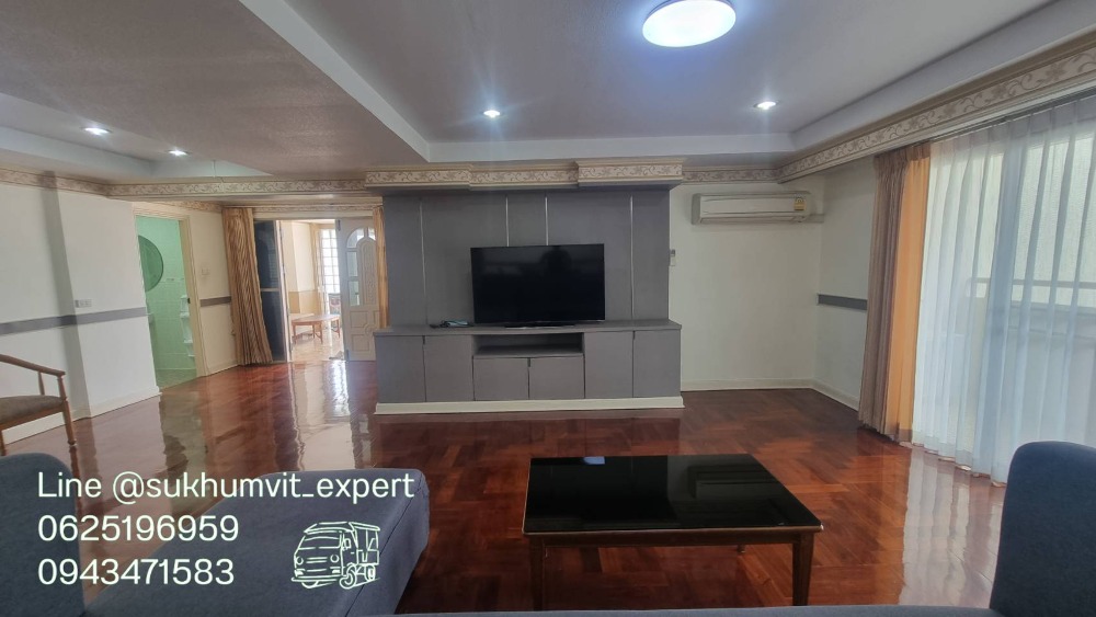 For RentCondoSukhumvit, Asoke, Thonglor : Phrom Phong Sukhumvit 39 | Pet friendly Penthouse, luxury, has a private swimming pool, 3 bedrooms, 4 bathrooms, 260 sq m., suitable for families. The atmosphere is calm and private.