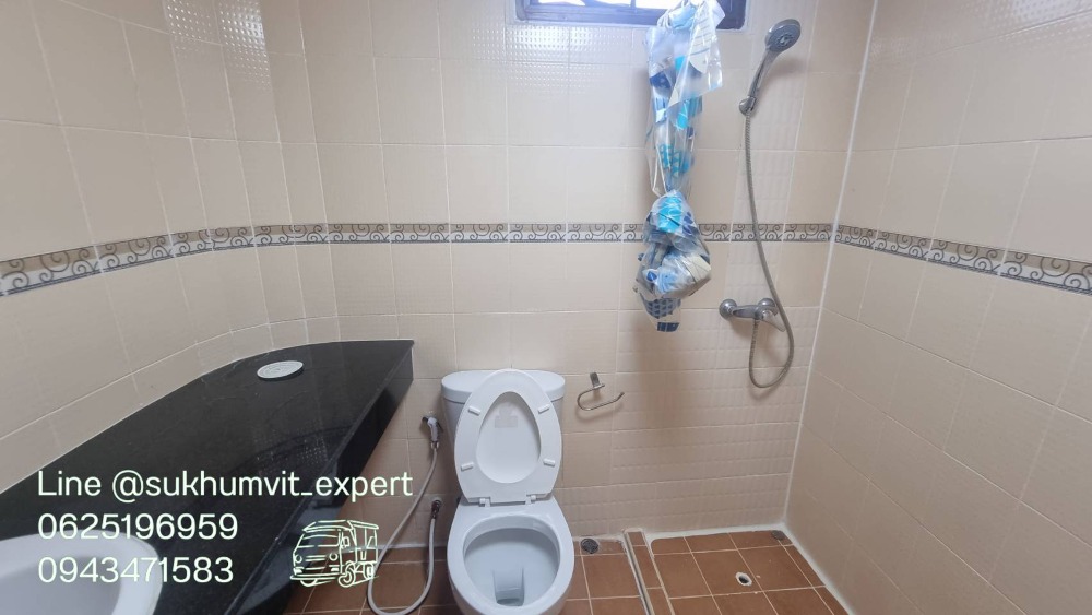 For RentCondoSukhumvit, Asoke, Thonglor : Phrom Phong Sukhumvit 39 | Pet friendly Penthouse, luxury, has a private swimming pool, 3 bedrooms, 4 bathrooms, 260 sq m., suitable for families. The atmosphere is calm and private.