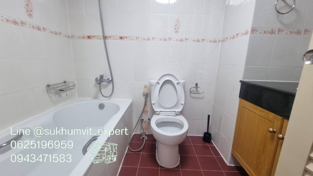 For RentCondoSukhumvit, Asoke, Thonglor : Phrom Phong Sukhumvit 39 | Pet friendly Penthouse, luxury, has a private swimming pool, 3 bedrooms, 4 bathrooms, 260 sq m., suitable for families. The atmosphere is calm and private.