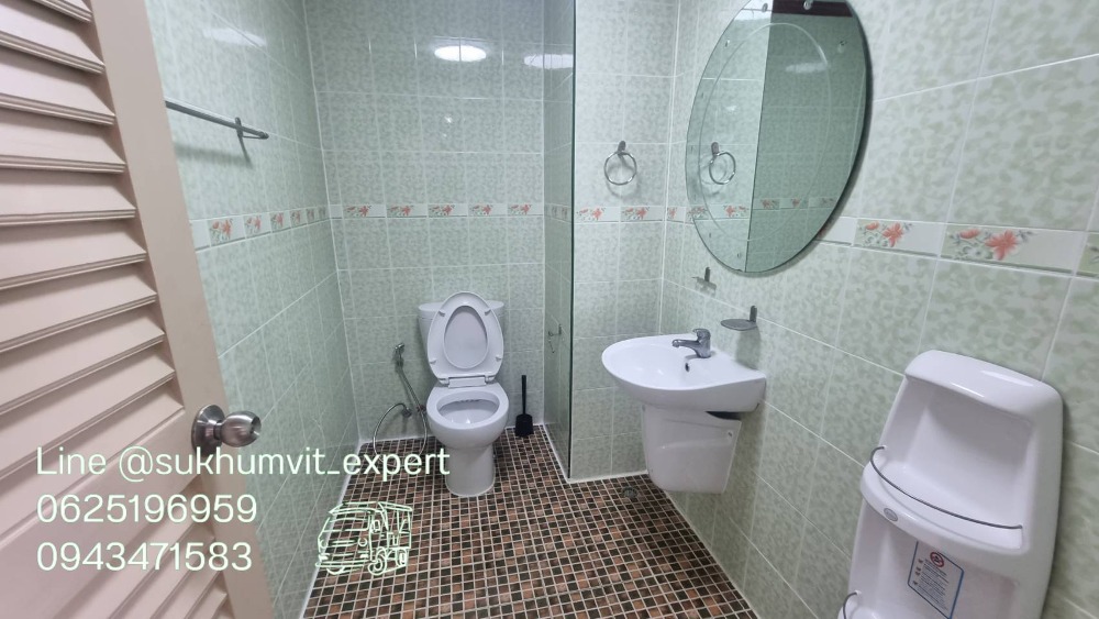 For RentCondoSukhumvit, Asoke, Thonglor : Phrom Phong Sukhumvit 39 | Pet friendly Penthouse, luxury, has a private swimming pool, 3 bedrooms, 4 bathrooms, 260 sq m., suitable for families. The atmosphere is calm and private.