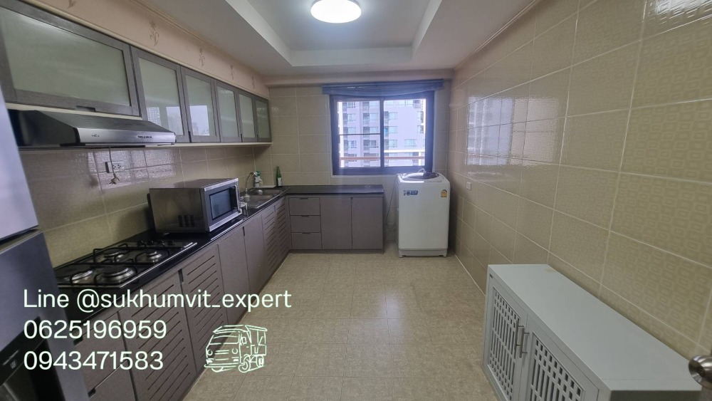 For RentCondoSukhumvit, Asoke, Thonglor : Phrom Phong Sukhumvit 39 | Pet friendly Penthouse, luxury, has a private swimming pool, 3 bedrooms, 4 bathrooms, 260 sq m., suitable for families. The atmosphere is calm and private.