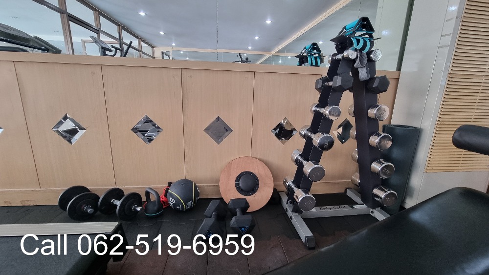 For RentCondoSukhumvit, Asoke, Thonglor : Phrom Phong Sukhumvit 39 | Pet friendly Penthouse, luxury, has a private swimming pool, 3 bedrooms, 4 bathrooms, 260 sq m., suitable for families. The atmosphere is calm and private.
