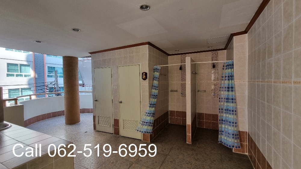 For RentCondoSukhumvit, Asoke, Thonglor : Phrom Phong Sukhumvit 39 | Pet friendly Penthouse, luxury, has a private swimming pool, 3 bedrooms, 4 bathrooms, 260 sq m., suitable for families. The atmosphere is calm and private.