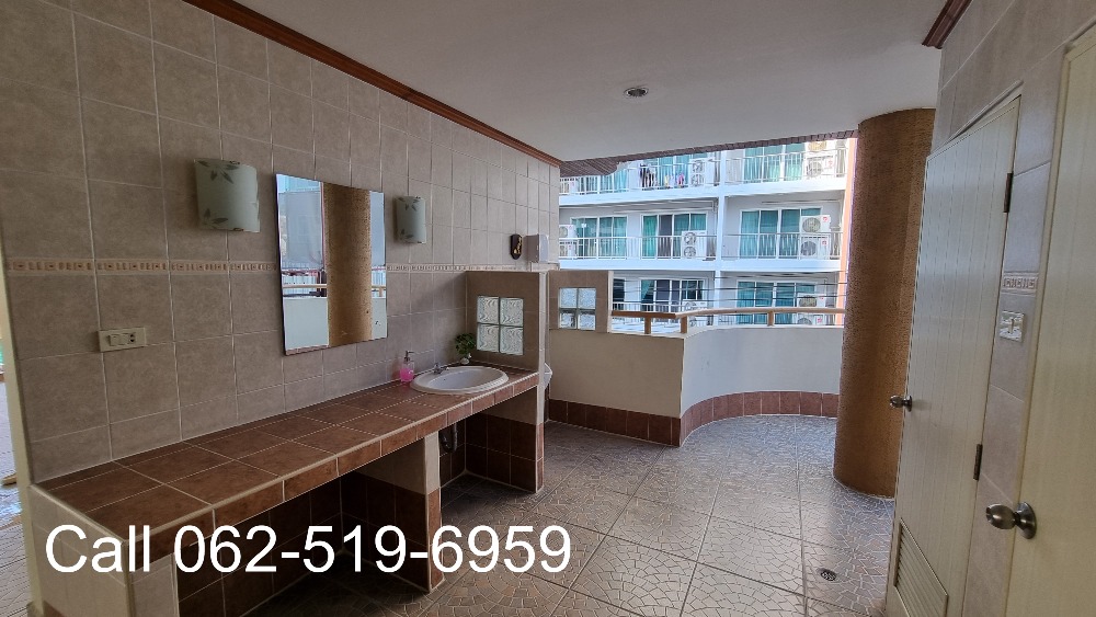 For RentCondoSukhumvit, Asoke, Thonglor : Phrom Phong Sukhumvit 39 | Pet friendly Penthouse, luxury, has a private swimming pool, 3 bedrooms, 4 bathrooms, 260 sq m., suitable for families. The atmosphere is calm and private.