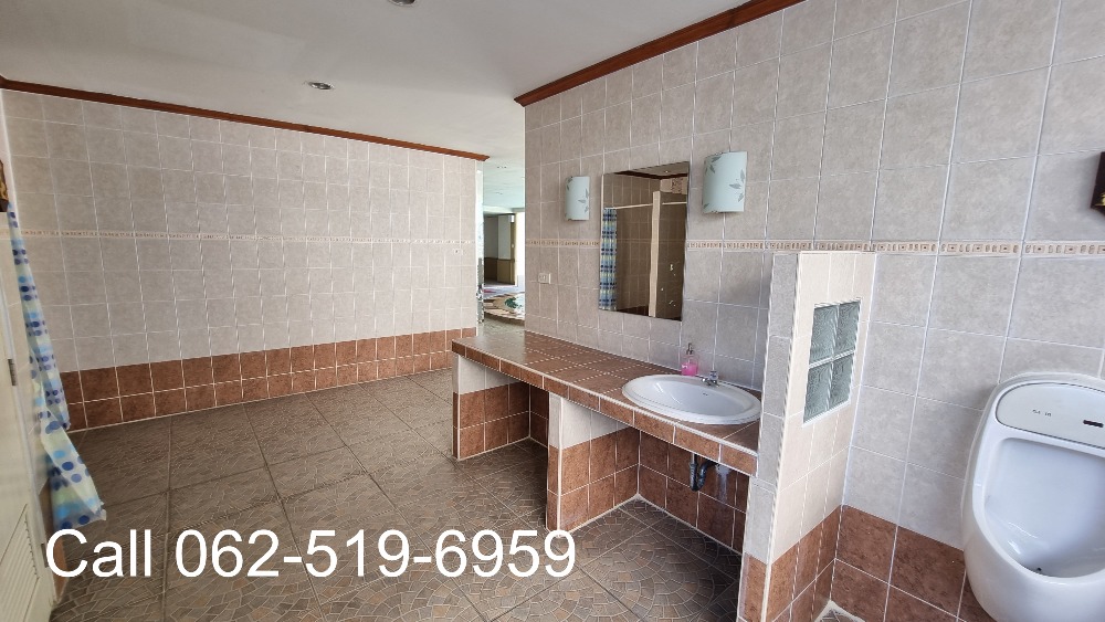 For RentCondoSukhumvit, Asoke, Thonglor : Phrom Phong Sukhumvit 39 | Pet friendly Penthouse, luxury, has a private swimming pool, 3 bedrooms, 4 bathrooms, 260 sq m., suitable for families. The atmosphere is calm and private.