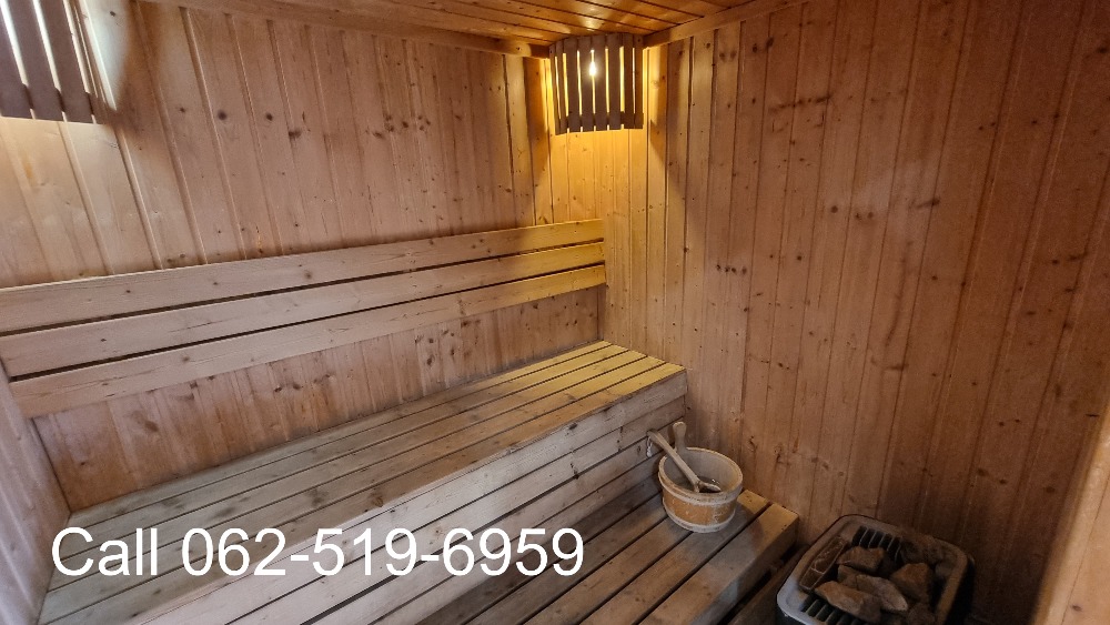 For RentCondoSukhumvit, Asoke, Thonglor : Phrom Phong Sukhumvit 39 | Pet friendly Penthouse, luxury, has a private swimming pool, 3 bedrooms, 4 bathrooms, 260 sq m., suitable for families. The atmosphere is calm and private.