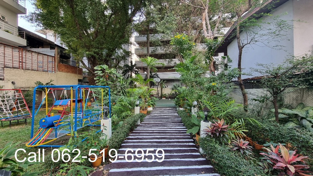 For RentCondoSukhumvit, Asoke, Thonglor : Phrom Phong Sukhumvit 39 | Pet friendly Penthouse, luxury, has a private swimming pool, 3 bedrooms, 4 bathrooms, 260 sq m., suitable for families. The atmosphere is calm and private.
