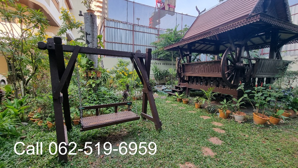 For RentCondoSukhumvit, Asoke, Thonglor : Phrom Phong Sukhumvit 39 | Pet friendly Penthouse, luxury, has a private swimming pool, 3 bedrooms, 4 bathrooms, 260 sq m., suitable for families. The atmosphere is calm and private.