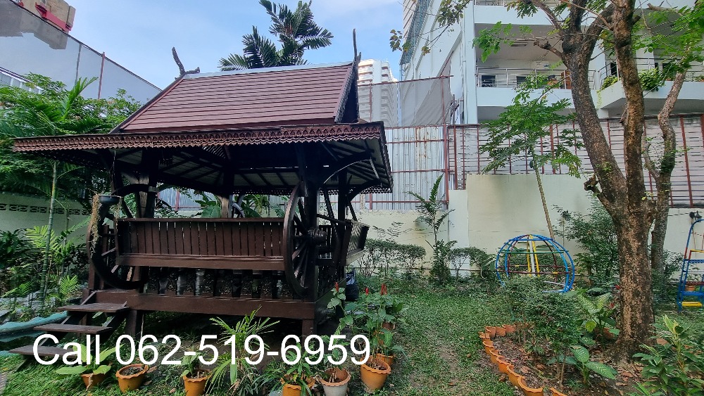 For RentCondoSukhumvit, Asoke, Thonglor : Phrom Phong Sukhumvit 39 | Pet friendly Penthouse, luxury, has a private swimming pool, 3 bedrooms, 4 bathrooms, 260 sq m., suitable for families. The atmosphere is calm and private.