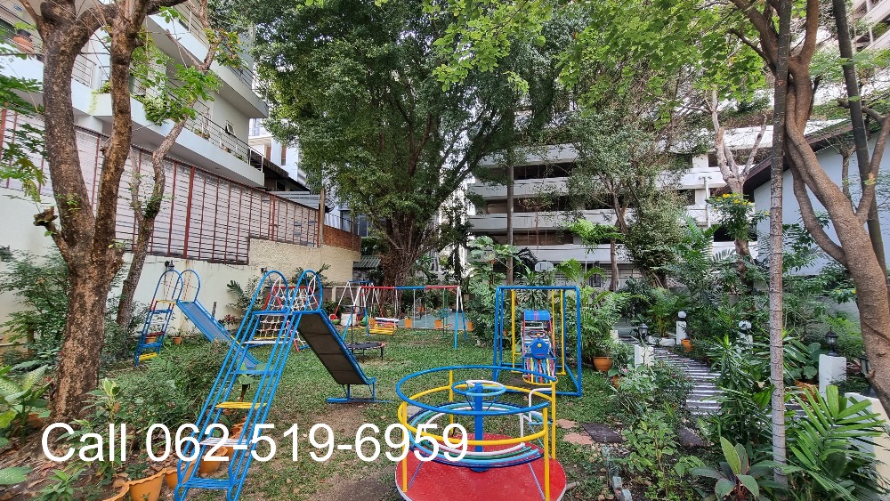 For RentCondoSukhumvit, Asoke, Thonglor : Phrom Phong Sukhumvit 39 | Pet friendly Penthouse, luxury, has a private swimming pool, 3 bedrooms, 4 bathrooms, 260 sq m., suitable for families. The atmosphere is calm and private.