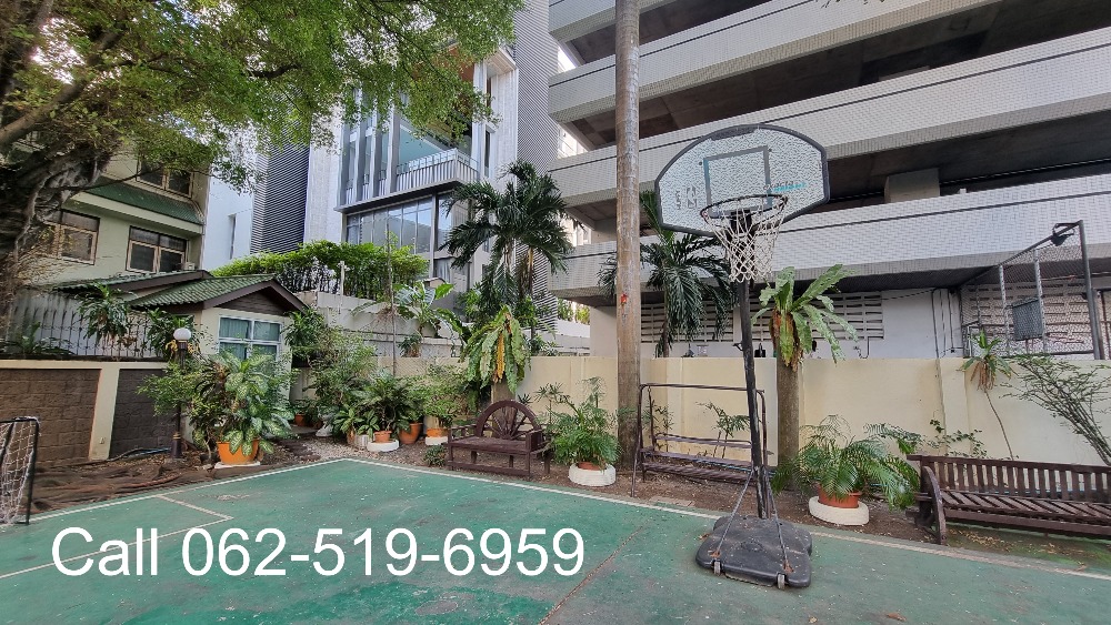 For RentCondoSukhumvit, Asoke, Thonglor : Phrom Phong Sukhumvit 39 | Pet friendly Penthouse, luxury, has a private swimming pool, 3 bedrooms, 4 bathrooms, 260 sq m., suitable for families. The atmosphere is calm and private.