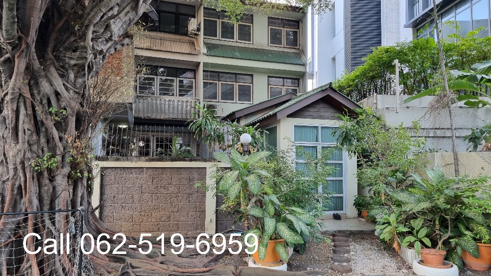 For RentCondoSukhumvit, Asoke, Thonglor : Phrom Phong Sukhumvit 39 | Pet friendly Penthouse, luxury, has a private swimming pool, 3 bedrooms, 4 bathrooms, 260 sq m., suitable for families. The atmosphere is calm and private.