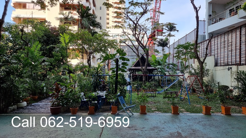 For RentCondoSukhumvit, Asoke, Thonglor : Phrom Phong Sukhumvit 39 | Pet friendly Penthouse, luxury, has a private swimming pool, 3 bedrooms, 4 bathrooms, 260 sq m., suitable for families. The atmosphere is calm and private.