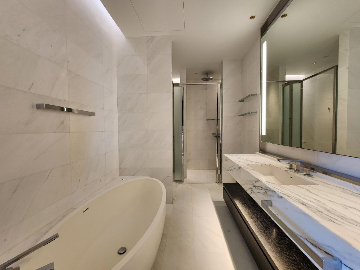 For SaleCondoSathorn, Narathiwat : High-End Living 🛋️ Urgent Sale 🔥: 3-Bedroom at Four Seasons, BTS Saphan Taksin – Price Negotiable ‼️