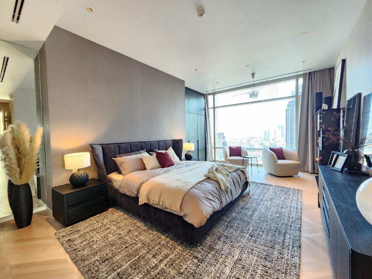 For SaleCondoSathorn, Narathiwat : High-End Living 🛋️ Urgent Sale 🔥: 3-Bedroom at Four Seasons, BTS Saphan Taksin – Price Negotiable ‼️