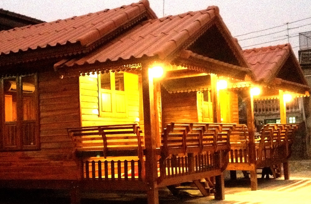 ให้เช่าบ้านบางแค เพชรเกษม : ให้เช่าบ้านน็อคดาวสไตล์รีสอร์ททรงไทย บางแค ซ.เพชรเกษม64 รถไฟฟ้าสายสีน้ำเงินสถานีบางแค พื้นที่ 100 ตร.วา ขนาดบ้าน 20ตร.ม. มีสองหลัง หลังละ 4,900 บาท/เดือน