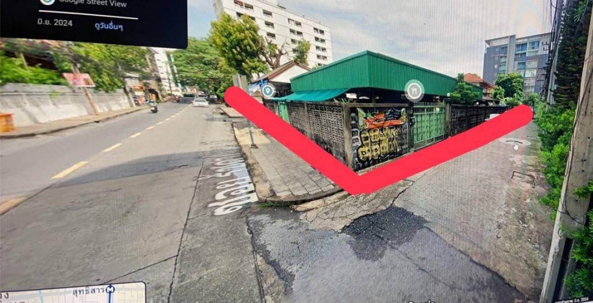 For SaleLandRatchadapisek, Huaikwang, Suttisan : Land for sale with house in Soi Ratchadaphisek Soi 17 - Land area 150 sq.wa - Front side is on a road 20 meters wide - Side side is on Soi Lik road 30 meters long - 200 meters from Ratchadaphisek Road. Interested in viewing the area, contact 089-8287156