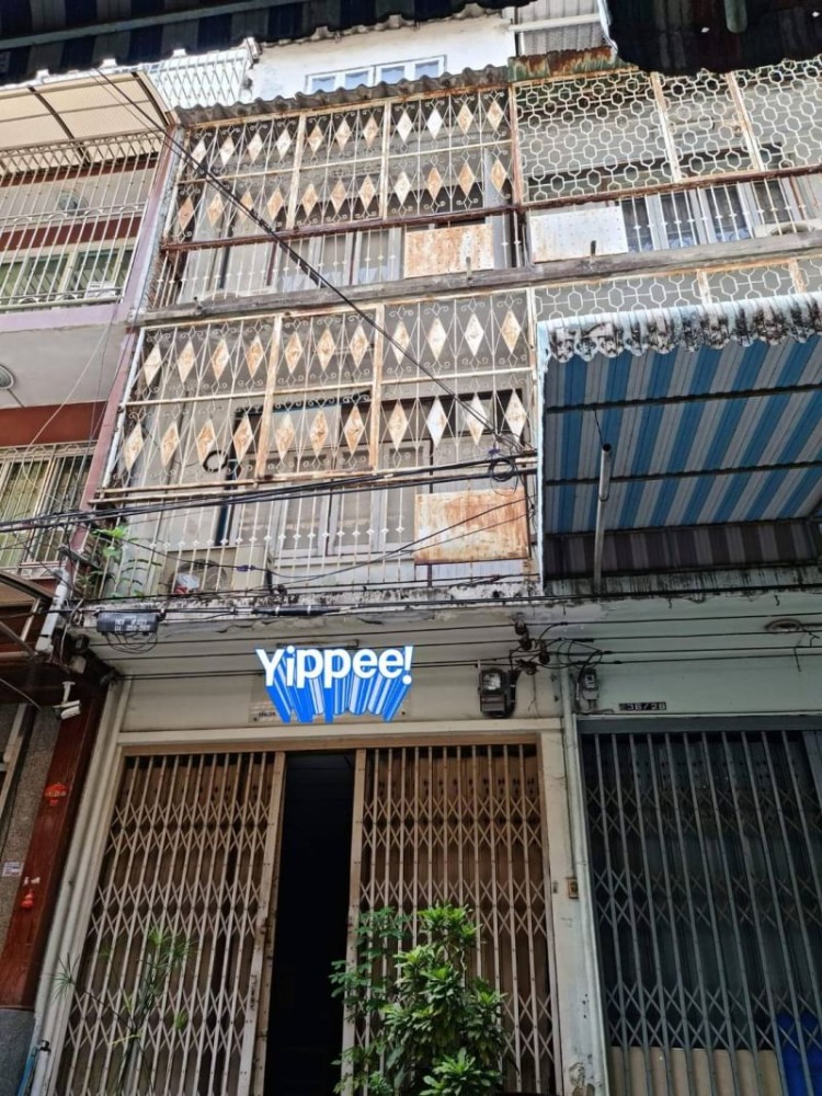 For SaleShop HouseSilom, Saladaeng, Bangrak : For sale: 4-story building, Silom, Nares Road, area 15 square meters, 3 bathrooms, Nares Road, Silom Road, Bang Rak District, Bangkok.