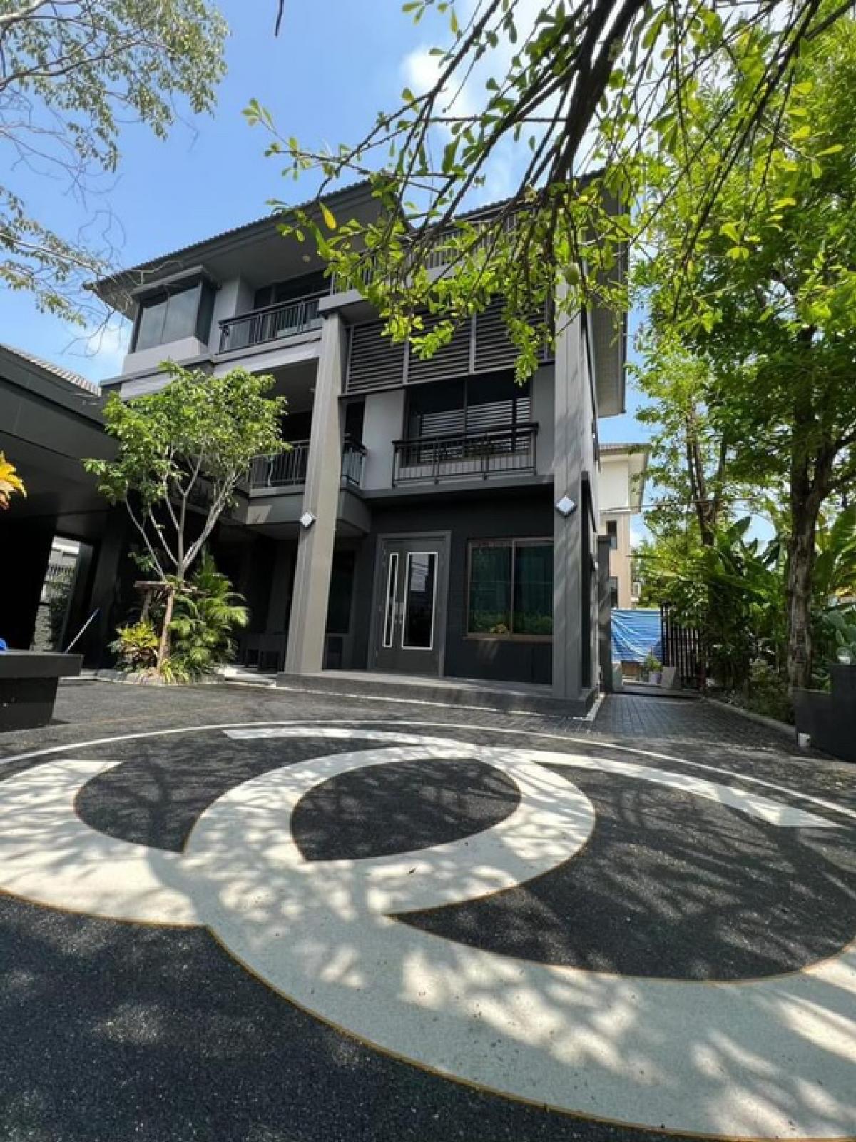 For RentHouse : 📢👇 Corner unit near club house. This project is very convenient access to enter and exit the city through multiple routes such as Phatthanakan Road, Sukhumvit 77 Road, and Sri Nakarin Road