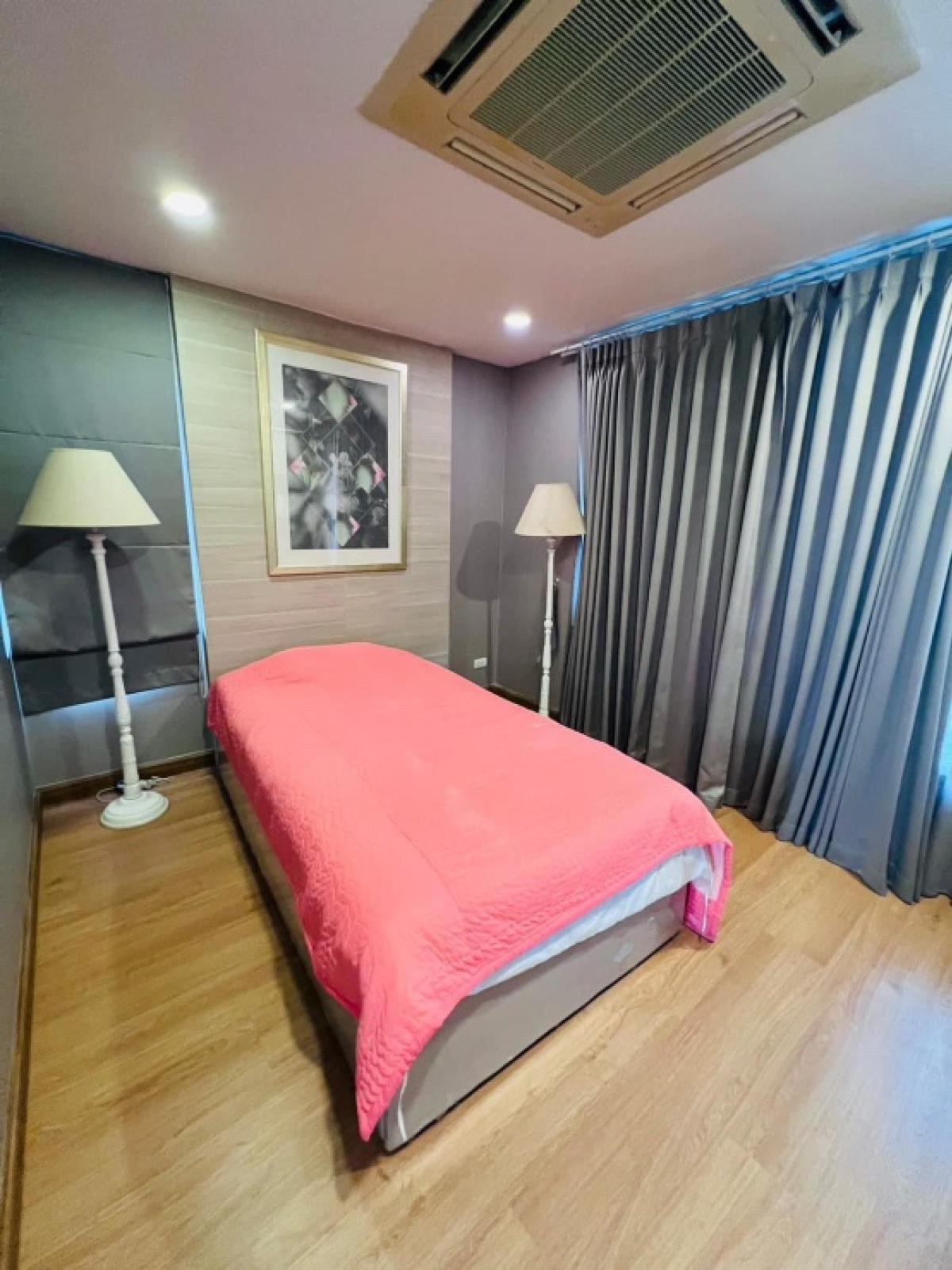 ให้เช่าบ้านพัฒนาการ ศรีนครินทร์ : 📢👇 Corner unit near club house. This project is very convenient access to enter and exit the city through multiple routes such as Phatthanakan Road, Sukhumvit 77 Road, and Sri Nakarin Road