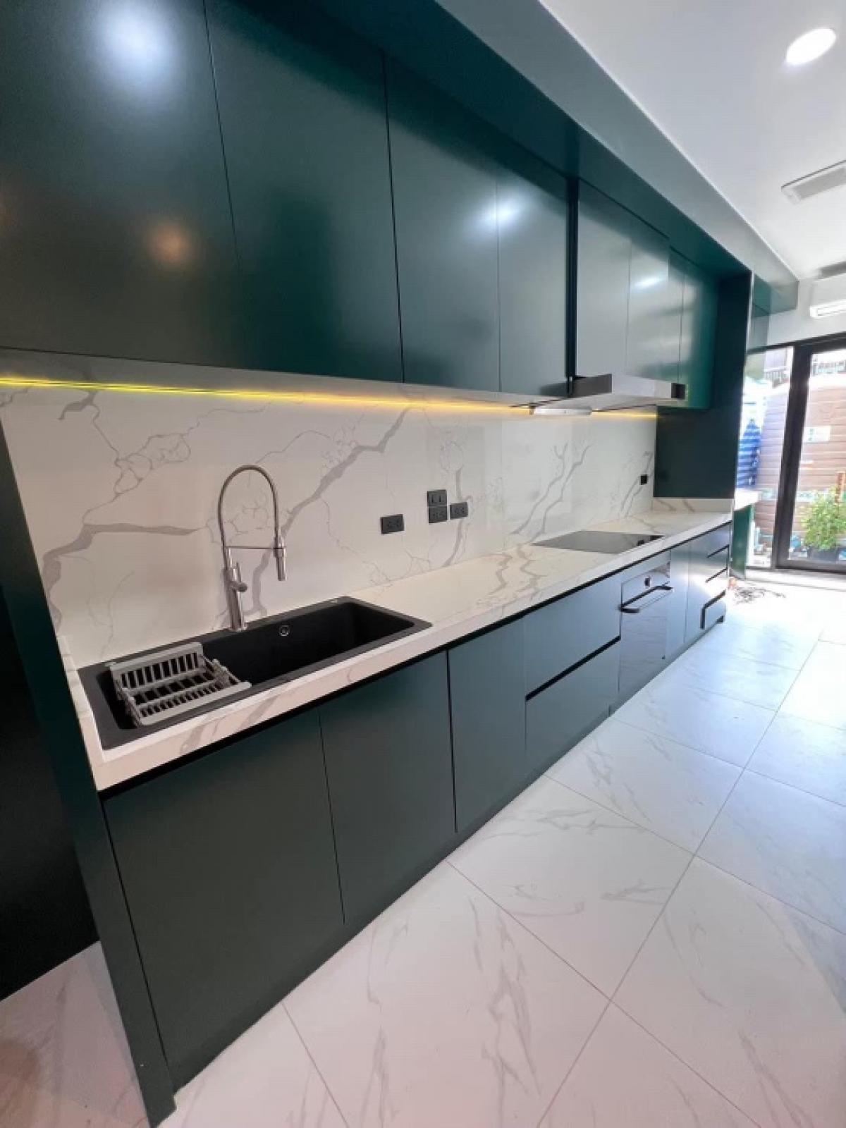 ให้เช่าบ้านพัฒนาการ ศรีนครินทร์ : 📢👇 Corner unit near club house. This project is very convenient access to enter and exit the city through multiple routes such as Phatthanakan Road, Sukhumvit 77 Road, and Sri Nakarin Road