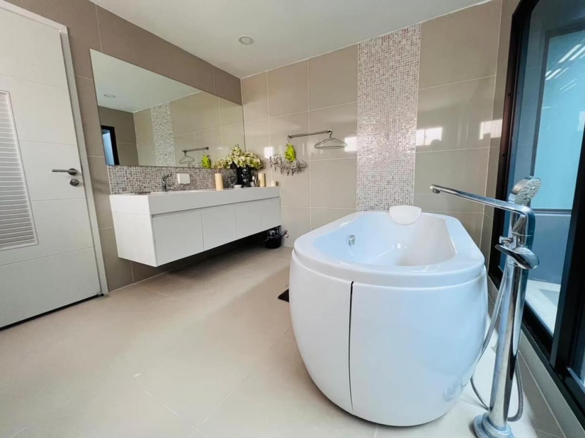 ให้เช่าบ้านพัฒนาการ ศรีนครินทร์ : 📢👇 Corner unit near club house. This project is very convenient access to enter and exit the city through multiple routes such as Phatthanakan Road, Sukhumvit 77 Road, and Sri Nakarin Road