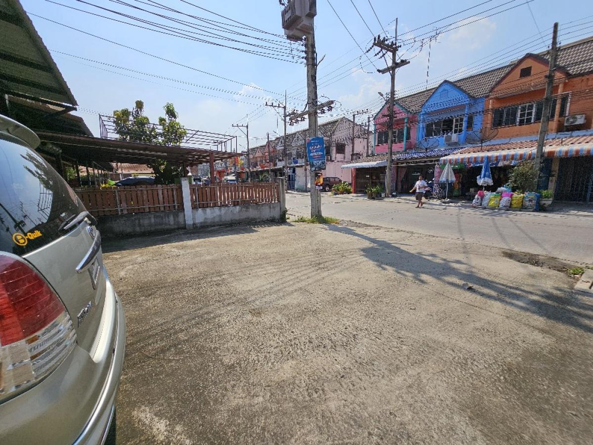 For SaleShop HouseAyutthaya : For sale: 2 and a half storey commercial building, area 52 sq m, corner room, fully renovated, fully furnished, price 4.5 million baht.