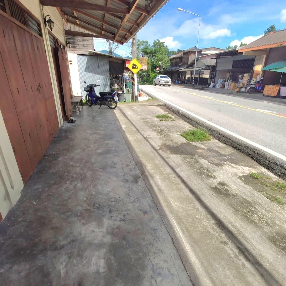 ขายบ้านนครศรีธรรมราช : ขาย บ้าน 2 ชั้น ทรงโบราณ ร่วมสมัย 102.7 ตารางวา 4 ห้องนอน 2 ห้องน้ำ ตำบล กำโลน อำเภอ ลานสกา จ.นครศรีธรรมราช ทางไป หมู่บ้านคีรีวง อากาศดีที่สุดในประเทศไทย