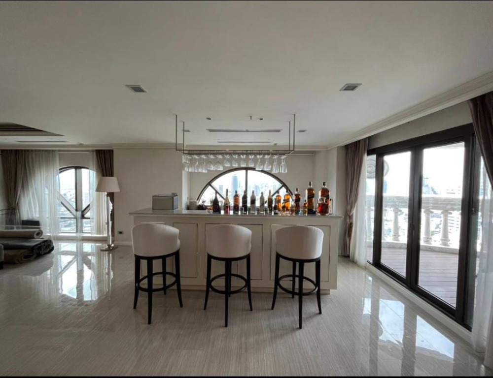 For SaleCondoSilom, Saladaeng, Bangrak : S-STC102  State Tower Condominium, 44th floor, north side, 347 sq m, 3 bedrooms, 3 bathrooms, 33.5million. 064-959-8900