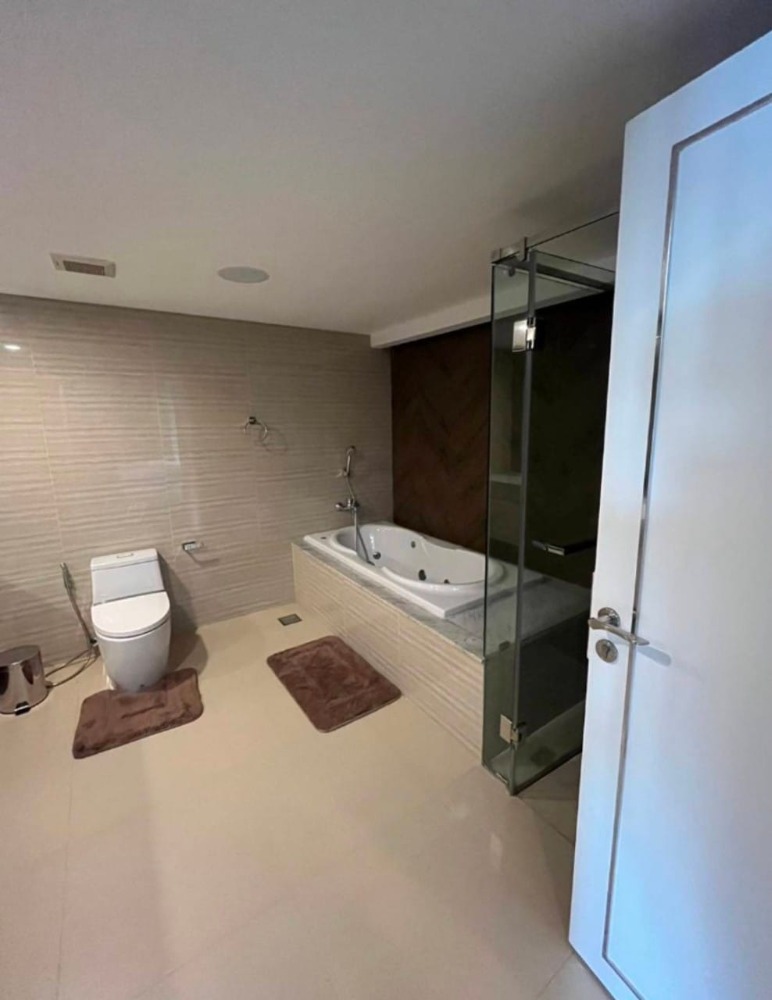 For SaleCondoSilom, Saladaeng, Bangrak : S-STC102  State Tower Condominium, 44th floor, north side, 347 sq m, 3 bedrooms, 3 bathrooms, 33.5million. 064-959-8900