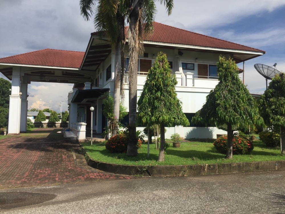 ขายบ้านอุตรดิตถ์ : ขาย คฤหาสน์หรู 10 ไร่ เฟอร์นิเจอร์บิวอินไม้สักทั้งหลัง ติดถนนใหญ่ 1041(พระแท่น - อุตรดิตถ์) ทำเลดีติดปั้ม ปตท (ลับแล) ใกล้ มหาวิทยาลัยราชภัฏอุตรดิตถ์