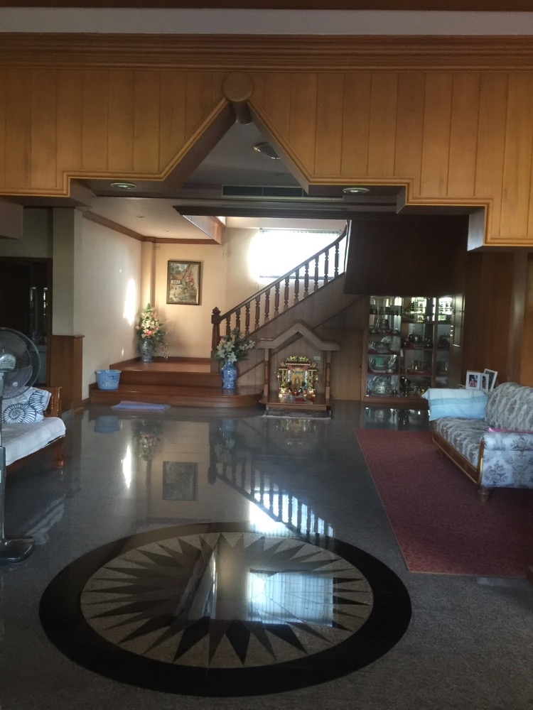 ขายบ้านอุตรดิตถ์ : ขาย คฤหาสน์หรู 10 ไร่ เฟอร์นิเจอร์บิวอินไม้สักทั้งหลัง ติดถนนใหญ่ 1041(พระแท่น - อุตรดิตถ์) ทำเลดีติดปั้ม ปตท (ลับแล) ใกล้ มหาวิทยาลัยราชภัฏอุตรดิตถ์