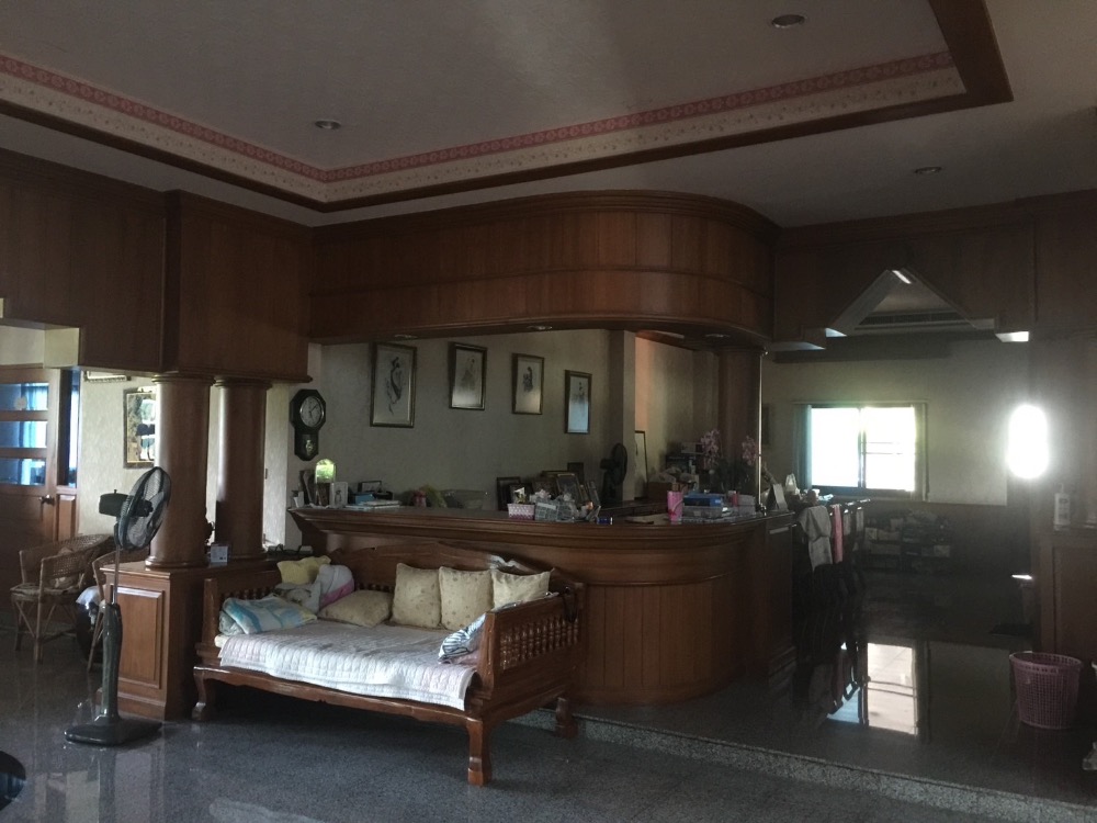 ขายบ้านอุตรดิตถ์ : ขาย คฤหาสน์หรู 10 ไร่ เฟอร์นิเจอร์บิวอินไม้สักทั้งหลัง ติดถนนใหญ่ 1041(พระแท่น - อุตรดิตถ์) ทำเลดีติดปั้ม ปตท (ลับแล) ใกล้ มหาวิทยาลัยราชภัฏอุตรดิตถ์